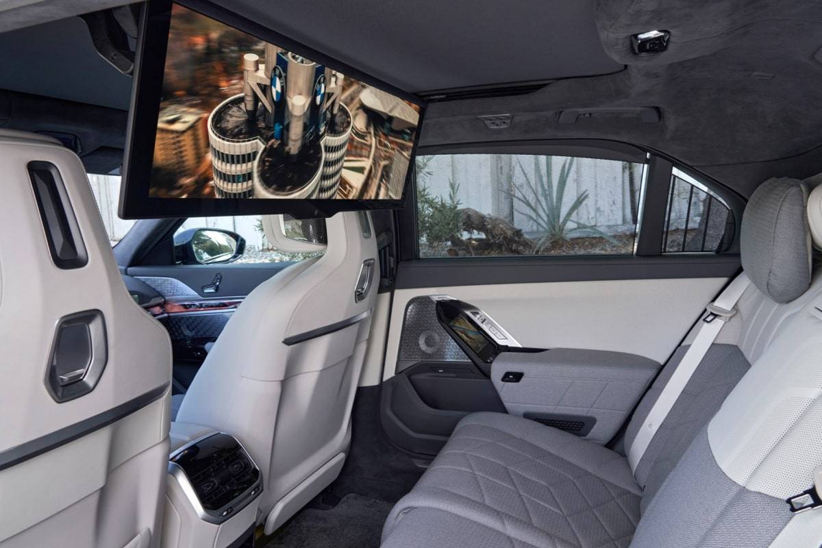 BMW Theater Screen – Not Just a Glorified Backseat Screen!